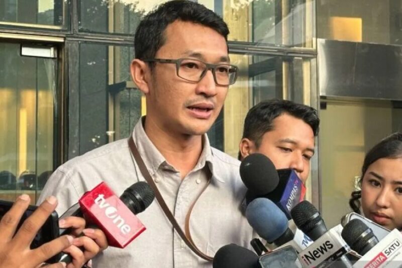 Juru bicara KPK Budi Prasetyo memberikan keterangan kepada wartawan di Gedung Merah Putih KPK Jakarta, Selasa (21/10/2025). (Jennus)