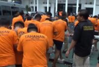 Para tersangka peserta pesta bertajuk “LGBT Siwalan Party” yang digerebek di salah satu hotel di Surabaya. (Jennus)