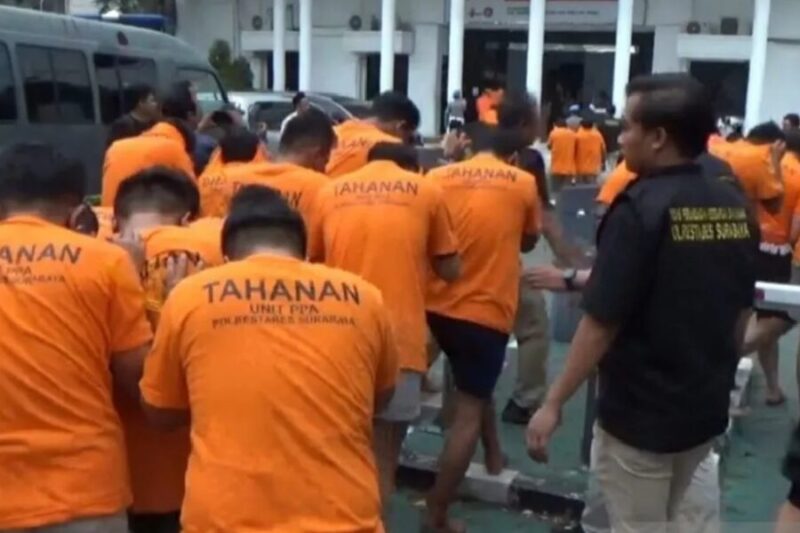 Para tersangka peserta pesta bertajuk “LGBT Siwalan Party” yang digerebek di salah satu hotel di Surabaya. (Jennus)