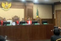 Advokat Marcela Santoso mendengarkan dakwaan jaksa penuntut umum Kejagung Syamsul Bahri Siregar dalam sidang di Pengadilan Tindak Pidana Korupsi (Tipikor) Jakarta Pusat, Rabu (22/10/2025) malam. (Jennus)