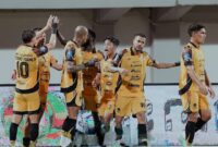 Para pemain Persija merayakan kemenangan di kandang Madura United, Pamekasan, Jumat (24/10/2025) malam. (Jennus)