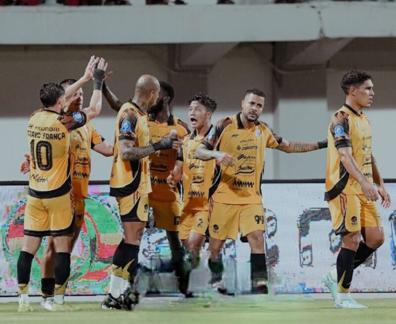 Para pemain Persija merayakan kemenangan di kandang Madura United, Pamekasan, Jumat (24/10/2025) malam. (Jennus)