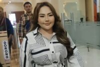 Lisa Mariana melenggang keluar dari gedung Bareskrim setelah lima jam menjalani pemeriksaan sebagai tersangka pencemaran nama baik RT Ridwan Kamil. (Antara Foto)