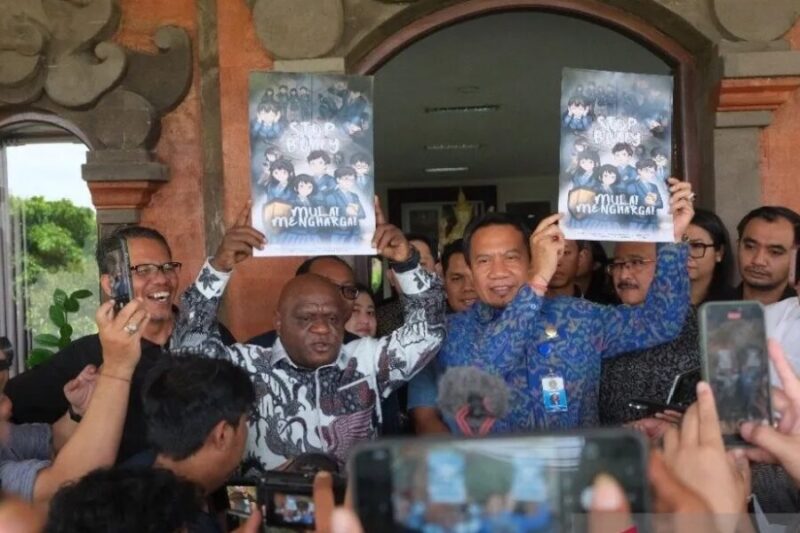 Polisi memeriksa ponsel dan laptop untuk mencari kemungkinan penyebab kematian TAS (22), mahasiswa Fakultas Ilmu Sosial dan Ilmu Politik Universitas Udayana (FISIP Unud) yang ditemukan tewas setelah jatuh dari ketinggian di kampus Unud. (Jennus)