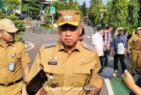 Wali Kota Bekasi Tri Adhianto saat memberi keterangan, Senin (27/10/2025). (Jennus)