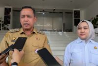 Wali Kota Bekasi Tri Adhianto dan Kepala Kejari Kota Bekasi Sulvia Triana Hapsari memberi keterangan kepada wartawan di Bekasi, Senin (27/10/2025). (Jennus)