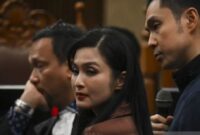 Harvey Moeis (kanan) bersama istrinya Sandra Dewi mengikuti sidang lanjutan kasus dugaan korupsi tata niaga timah di wilayah Izin Usaha Pertambangan (IUP) PT Timah tahun 2015-2022 di Pengadilan Tipikor, Jakarta, Senin (21/10/2024). (Jennus)