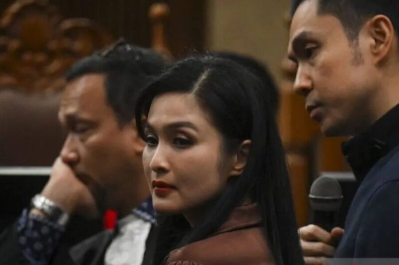 Harvey Moeis (kanan) bersama istrinya Sandra Dewi mengikuti sidang lanjutan kasus dugaan korupsi tata niaga timah di wilayah Izin Usaha Pertambangan (IUP) PT Timah tahun 2015-2022 di Pengadilan Tipikor, Jakarta, Senin (21/10/2024). (Jennus)