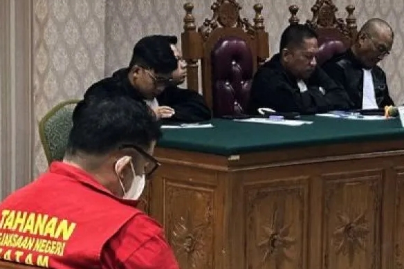 Arsip Foto - Mantan Kasatresnarkoba Polresta Barelang Kompol Satria Nanda mendengarkan putusan majelis hakim Pengadilan Negeri Batam terhadap perkara penyisihan barang bukti sabu yang menjeratnya, Rabu (4/6/2025). (Jennus)