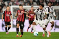 Gelandang AC Milan Christian Pulisic berebut bola dengan gelandang Juventus Weston McKennie dalam laga lanjutan Liga Italia Serie A di Stadion Allianz, Turin, Italia, Senin (6/10/2025) dini hari WIB. (X/@SerieA_EN)