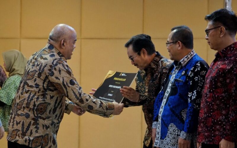 Wakil Gubernur DIY KGPAA Paku Alam menyerahkan penghargaan Juara Terbaik Pertama Paritrana Award 2026;untuk tingkat DIY kepada Wali Kota Yogyakarta Hasto Wardoyo di Gedhong Pracimosono, Kompleks Kepatihan Yogyakarta, Selasa (14/10/2025). (Dok Pemkot)