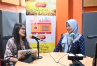 Talkshow bersama DPRD Kota Yogyakarta menghadirkan anggota Komisi A, Novita Mawar Sharon, serta Kepala Bidang Pelayanan Pendaftaran Penduduk Dinas Kependudukan dan Pencatatan Sipil (Disdukcapil) Kota Yogyakarta, Trisminingsih. (Dok DPRD DIY)