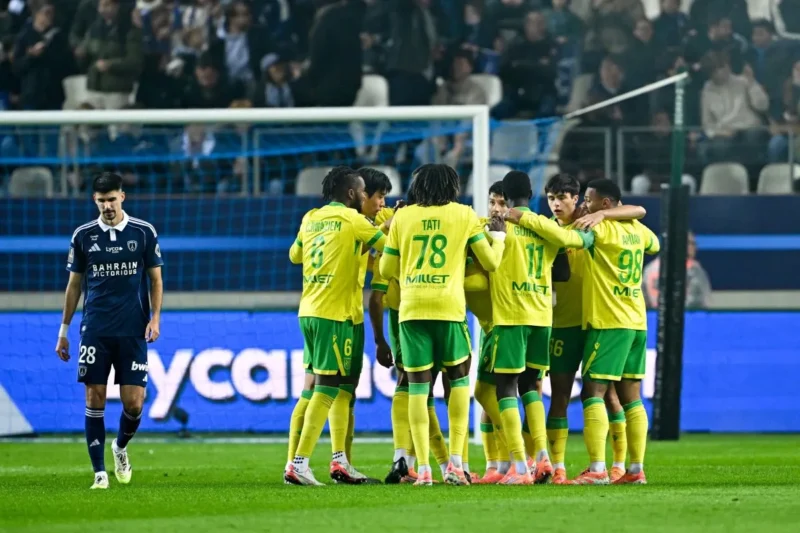 Para pemain Nantes merayakan keberhasilan Matthis Abline mencetak gol ke gawang Paris FC pada pertandingan Liga Prancis di Stadion Jean-Bouin, Paris, Jumat (24/10/2025) waktu setempat. (Ligue1.com)