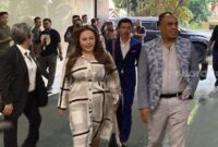 Lisa Mariana sebelum pemeriksaan di Direktorat Tindak Pidana Siber (Dittipidsiber) Bareskrim Polri, Jumat (24/10/2025). (Jennus)