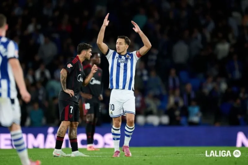 Penyerang Real Sociedad Mikel Oyarzabal merayakan keberhasilannya mencetak gol ke gawang Sevilla pada pertandingan Liga Spanyol di Stadion Anoeta, San Sebastian, Jumat (24/10/2025) waktu setempat. (laliga.com)