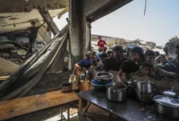 Warga Palestina menunggu bantuan makanan dari pusat distribusi makanan di kamp pengungsi Jabalia, Jalur Gaza utara, 11 Mei 2025. (Xinhua/Mahmoud Zaki)