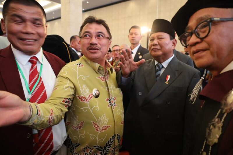 Wakil Wali Kota Abdul Harris Bobihoe serta Presiden RI Prabowo   hadiri kegiatan sidang senat terbuka wisuda 521 sarjana Universitas Kebangsaan Republik Indonesia (UKRI) di Trans Convention Centre, Kota Bandung, Jawa Barat, Sabtu (18/10/2025).