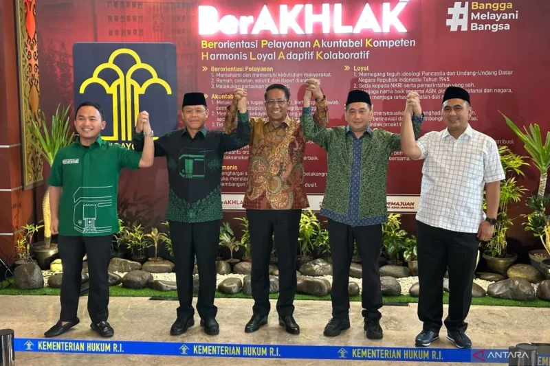 Menteri Hukum Supratman Andi Agtas bersama Ketua Umum PPP Muhamad Mardiono (kedua kiri), Wakil Ketua Umum PPP Agus Suparmanto (kanan), Sekretaris Jenderal PPP Taj Yasin Maimoen (kedua kanan), serta Bendahara Umum PPP Imam Fauzan Amir Uskara setelah memberikan keterangan mengenai Surat Keputusan PPP yang baru yang menyatukan dua kubu, di Kantor Kementerian Hukum, Jakarta, Senin (6/10/2025). (Antara/Rio Feisal)