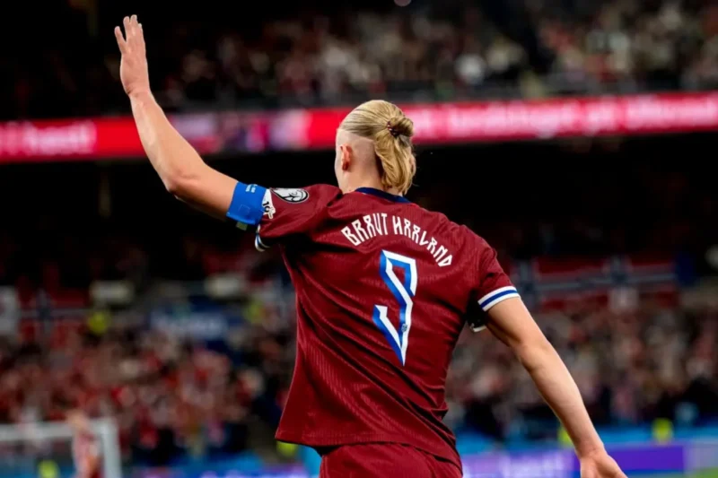 Penyerang Norwegia Erling Haaland merayakan gol yang dicetaknya ke gawang Israel pada pertandingan Grup I Kualifikasi zona Eropa di Stadion Ullevaal, Oslo, Sabtu (11/10/2025). (FIFA)