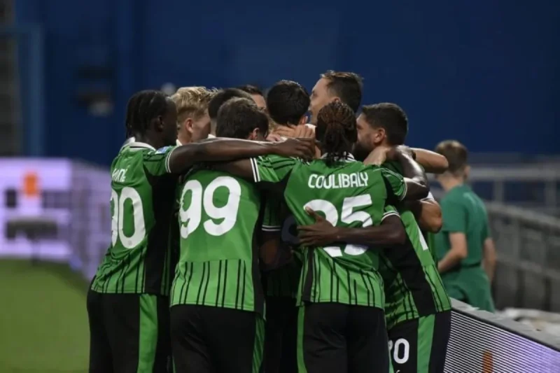 Selebrasi pemain Sassuolo setelah Alieu Fadera mencetak gol kemenangan atas Lazio dalam pertandingan Liga Italia di Stadion MAPEI pada Minggu (14/9/2025). (Sassuolocalcio.it)