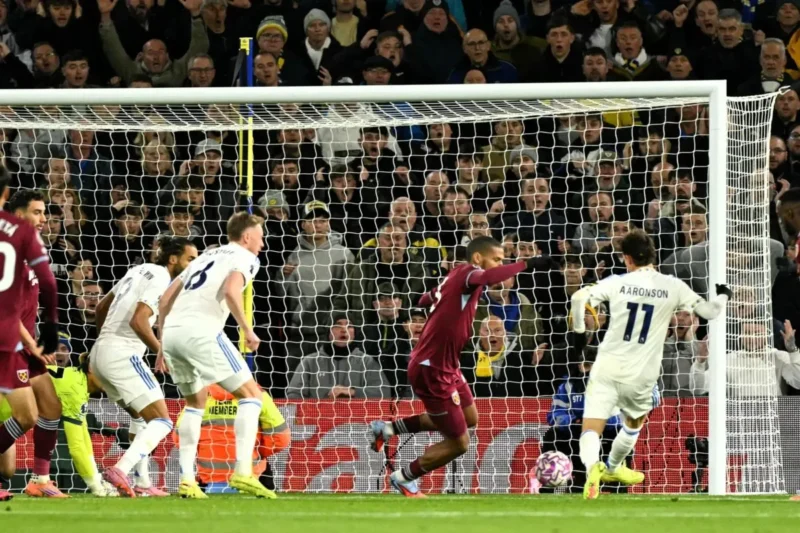 Penyerang sayap Leeds United Brenden Aaronson (11) mencetak gol ke gawang West Ham pada pertandingan Liga Inggris di Stadion Elland Road, Leeds, Jumat (24/10/2025) waktu setempat. (premierleague.com)