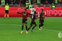 Gol penyeimbang Zachary Athekame pada masa tambahan waktu menyelamatkan Rossoneri dari kekalahan kontra Pisa di depan pendukung sendiri. (milan.com)