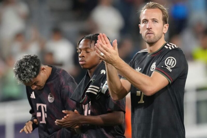 Harry Kane dan kawan-kawan merayakan kemenangan Bayern Munchen atas Pavos. (AP Photo/Petros Karadjian)