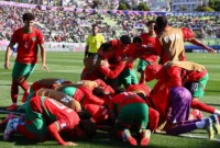Para pemain Timnas Maroko U-20 melakukan sujud syukur setelah berhasil mengalahkan Prancis lewat adu tendangan penalti 5-4 pada laga semifinal di Stadion Elias Figueroa Brander, Valparaiso, Kamis (16/10/2025) dini hari WIB. (FIFA.com)
