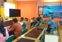 Dinsosnakertrans kota Yogyakarta mrmberikan bekal prlatihan kepada empat KK transmigran. (Dok Pemkot)