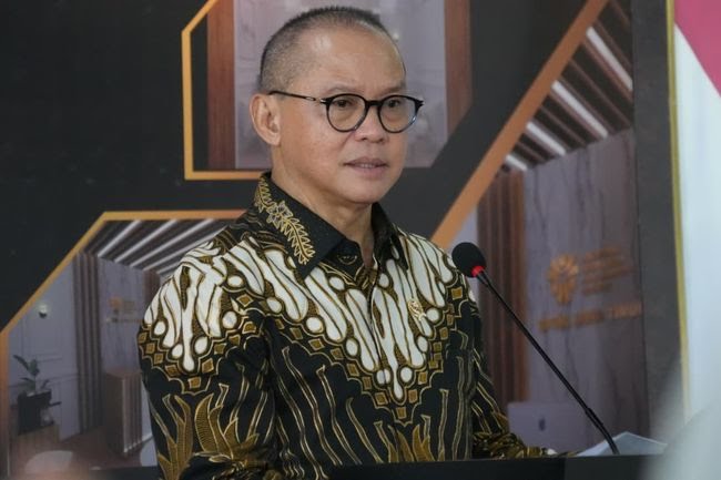 Menteri Pelindungan Pekerja Migran Indonesia Mukhtarudin memberi keterangan pers di Jakarta, Selasa (21/10/2025). (Jennus)