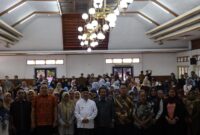 Wakil Wali Kota Bekasi, Abdul Harris Bobihoe, saat menghadiri Sosialisasi Program Bangga Kencana Bersama Mitra Kerja di Gedung Sartika, Kecamatan Bekasi Selatan. (Istimewa)
