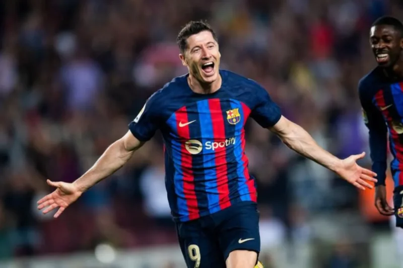 Penyerang Barcelona Robert Lewandowski membuka keunggulan lewat tembakan terukur seusai menerima bola tanpa kawalan di kotak penalti. (Laliga.com)