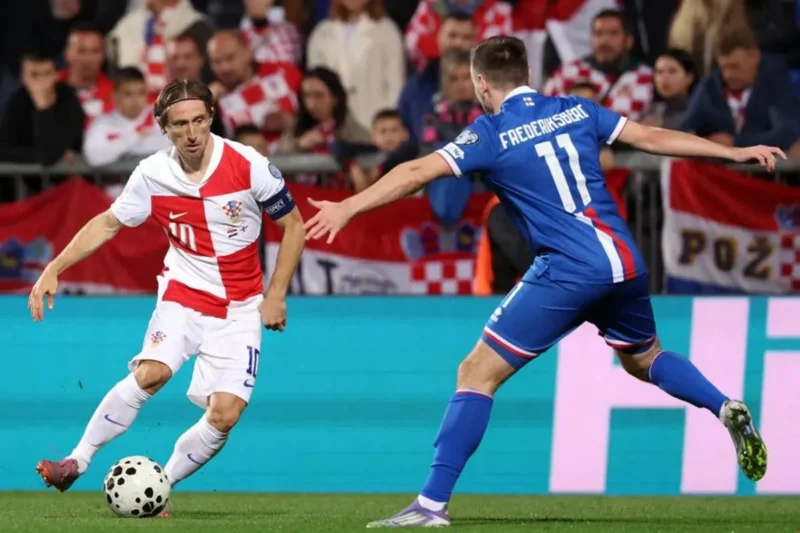 Luka Modric (kiri) membela Timnas Kroasia dalam pertandingan Kualifikasi Piala Dunia 2026 melawan Kepulauan Faroe di Stadion HNK Rijeka pada Sabtu (15/11/2025). (UEFA.com)