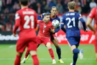 Penyerang Polandia, Robert Lewandowski dijaga ketat bek Belanda, Virgil van Dijk dalam pertandingan Kualifikasi Piala Dunia 2026 zona Eropa di National Stadium Warsaw pada Sabtu (15/11/2025). (UEFA.com)