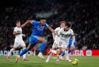 Pemain Real Madrid, Kylian Mbappe (tengah kiri), menguasai bola dari kejaran beberapa pemain Elche dalam laga lanjutan Liga Spanyol 2025/26 pekan ke-13 di Stadionawa bola  Martinez Valero, Senin (24/12/2025). (Realmadrid.com)
