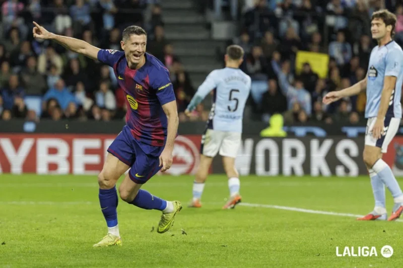 Lewandowski merayakan gol ketiga yang dicetaknya untuk kemenangan Barcelona. (Laliga.com)