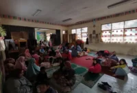 Sejumlah warga di Salah satu kecamatan di Kabupaten Agam, Sumatera Barat mengungsi ke bangunan sekolah. (Antara Foto)