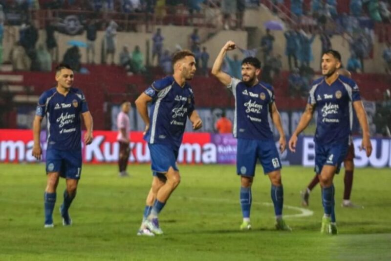 Selebrasi pemain PSIM Yogyakarta setelah menaklukkan Persik Kediri dengan skor tipis 2-1 dan naik ke posisi tiga besar klasemen sementara. (Antara Foto)