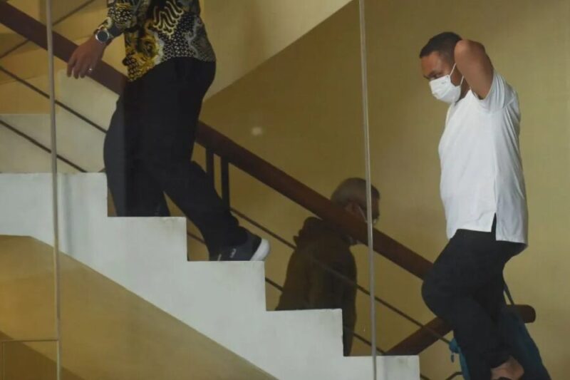 Gubernur Riau Abdul Wahid meniti tangga menuju ruang pemeriksaan setiba di gedung KPK Selasa (7/22/2025). (Jennus)