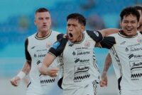 Eksel Runtukahu diiringi pemain Persija lainnya merayakan dua gol cepat yang dicetaknya ke gawang Arema FC di awal babak kedua. (Jennus/Jamaluddin)