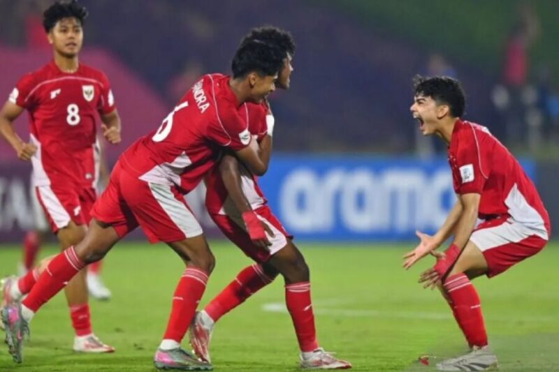 Pemain Timnas Indonesia U-17 Fadly Fadly Alberto (kedua kanan) berselebrasi bersama rekan-rekannya usai mencetak gol ke gawang Timnas Honduras U-17 pada laga Grup H Piala Dunia U17 2025 di Lapangan 2 Aspire Zone, Doha, Qatar, Senin (10/11/2025). (Antara Foto)