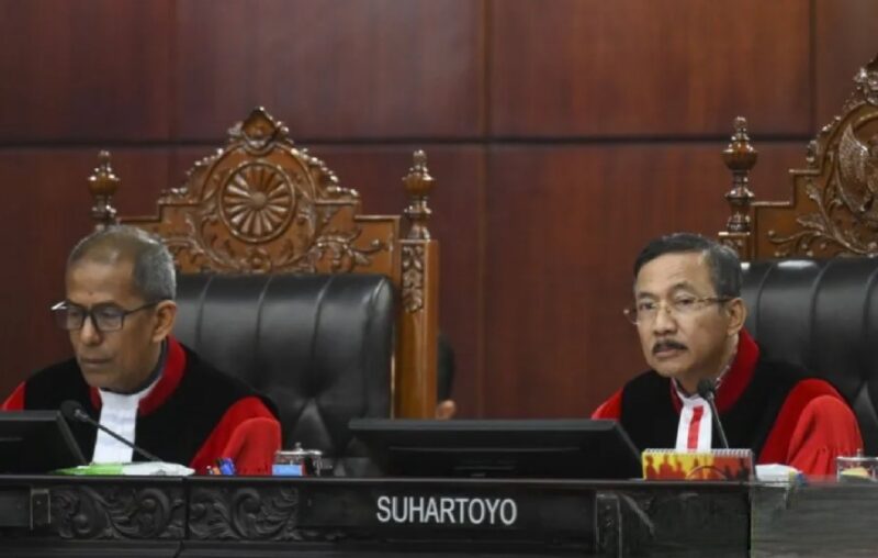 Ketua MK Suhartoyo saat membacakan amar putusan Nomor 19/PUU-XXIII/2025 di Ruang Sidang Pleno MK, Jakarta, Kamis (13/11/2025).