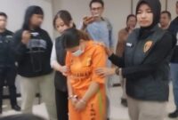 Perempuan berinisial NAF, 32 tahun, usai penangkapan tidak jauh dari lokasi pembunuhan. (Jennus)