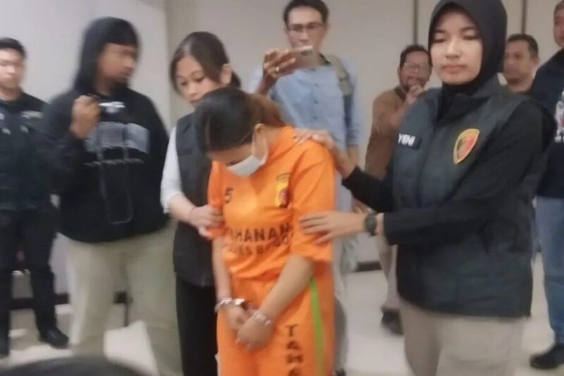 Perempuan berinisial NAF, 32 tahun, usai penangkapan tidak jauh dari lokasi pembunuhan. (Jennus)