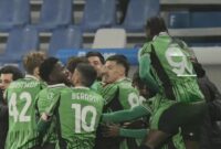 Jay Idzez (tengah nomor 86) bersama pemain Sassuolo lainnya merayakan raihan satu poin penting setelah menahan Pisa 2-2 pada laga pekan ke-12 Liga Italia 2025/2026 di Stadion Mapei, Selasa (25/11/2025) dini hari WIB. (Sassuolo.com)
