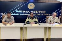 Juru Bicara Mahkamah Agung Yanto (tengah) menyampaikan keterangan saat konferensi pers di Media Center MA, Jakarta, Rabu (26/11/2025). (Antara Foto/Fath Putra Mulya)