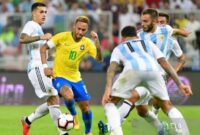 Neymar (kedua kiri) mengggiring bola melewati sejumlah pesepak bola timnas Argentina dalam laga persahabatan internasional Super Clasico di Stadion King Abdullah Sports City, Jeddah, Arab Saudi, Selasa (16/10/2018). (Reuters/Waleed Ali)
