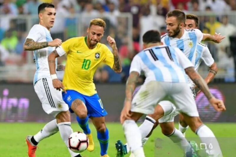 Neymar (kedua kiri) mengggiring bola melewati sejumlah pesepak bola timnas Argentina dalam laga persahabatan internasional Super Clasico di Stadion King Abdullah Sports City, Jeddah, Arab Saudi, Selasa (16/10/2018). (Reuters/Waleed Ali)