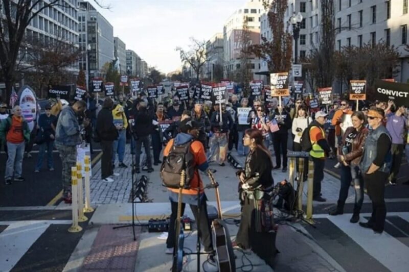 Para demonstran membawa poster bertuliskan 'Trump harus pergi sekarang!' di depan Gedung Putih, Washington, D.C., Amerika Serikat, Senin (24/11/2025) waktu setempat. (Anadolu)