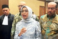 Tiga terdakwa kasus dugaan korupsi dalam proses kerja sama usaha (KSU) dan akuisisi PT Jembatan Nusantara (PT JN) oleh PT ASDP Indonesia Ferry (Persero) pada tahun 2019–2022, yakni Ira Puspadewi (tengah), Muhammad Yusuf Hadi (kiri), dan Harry Muhammad Adhi Caksono (kanan) usai sidang pembacaan vonis di Pengadilan Tipikor pada PN Jakarta Pusat, Kamis (20/11/2025). (Antara Foto/Agatha Olivia Victoria)